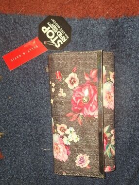 KELLY&KATIE Floral Black Trifold Wallet